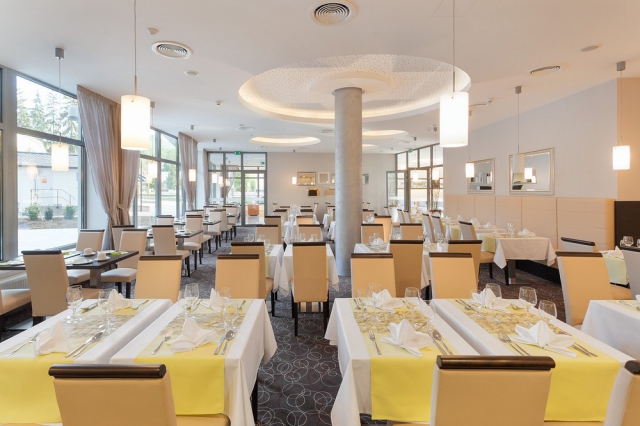 Součástí Hotelu Panorama je restaurace, kde si máte možnost vychutnat slovenské i mezinárodní pokrmy z čerstvých surovin, které vám připraví hotový gurmánský zážitek. 