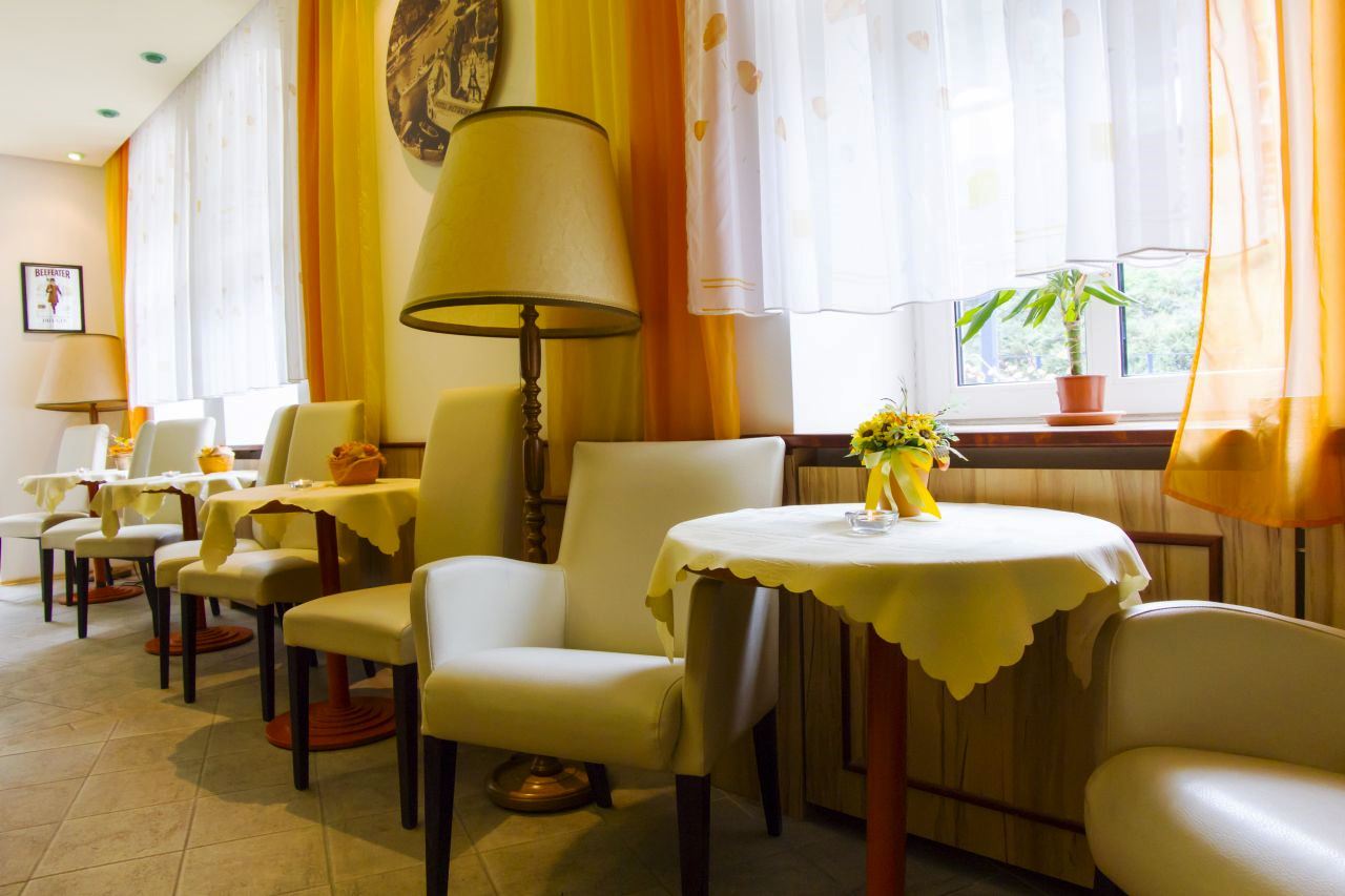 V přízemí Hotelu Praha se nachází restaurace, kde servírujeme snídaně formou švédského stolu. Restaurace a la carte je otevřena od 10:00 hod. do 22:00 hod. Restaurace s celodenním provozem nabízí svým návštěvníkům bohatý výběr tradičních jídel a hotelových specialit. 