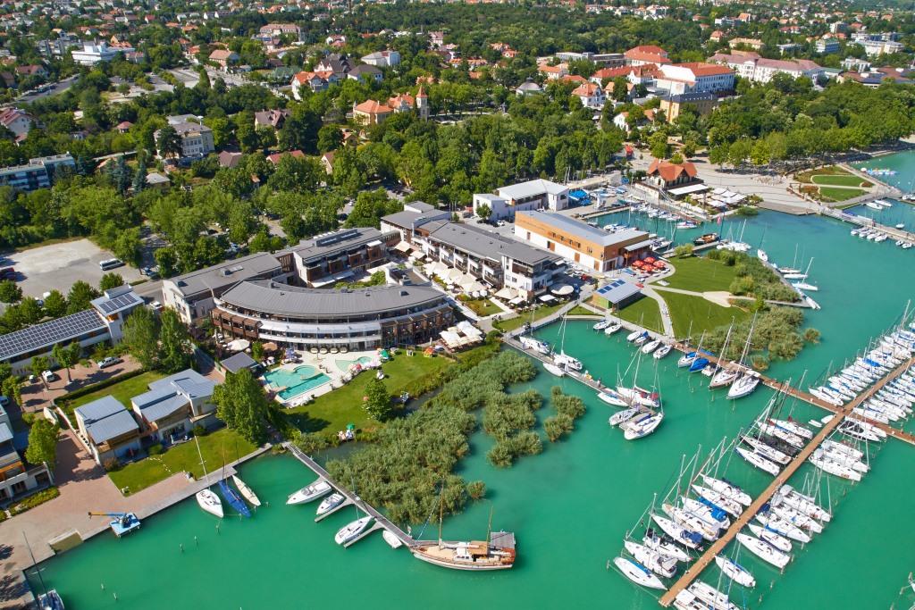 Hotel Silverine Lake Resort je situován přímo na severním břehu Balatonu, na plážové promenádě známého letoviska Balatonfüred. 