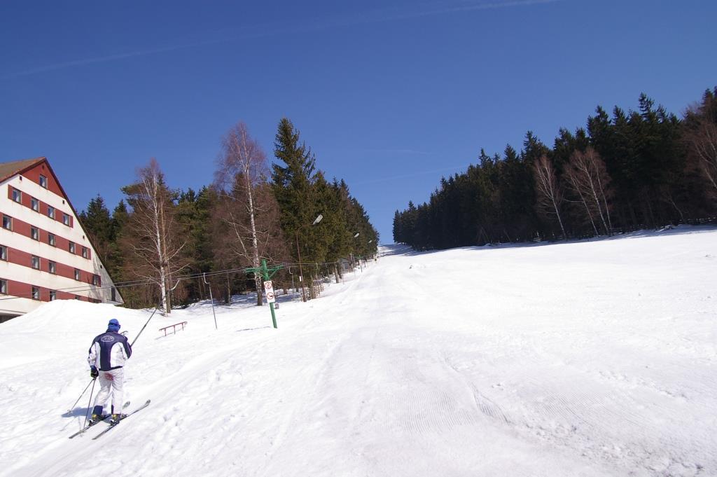 Milovníci zimních sportů jistě ocení sjezdovku v těsné blízkosti hotelu a mnoho kilometrů běžkařských tras, které jsou pravidelně udržovány.