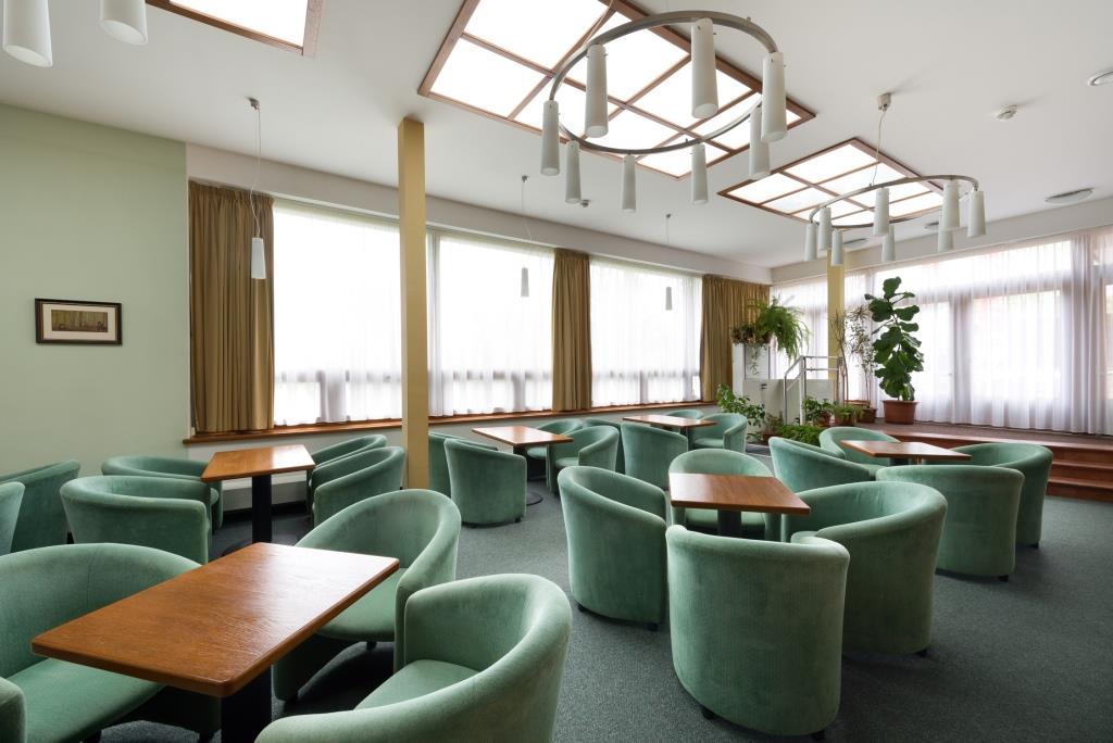 Hosté Hotelu Svratka mohou využít i příjemného posezení v kavárně s kapacitou 40 míst nebo v denním baru se 30 místy. 