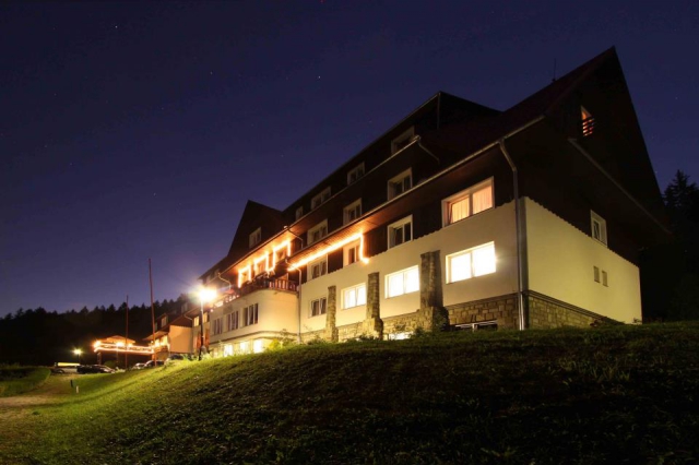 Využijte cenově zvýhodněný zimní pobyt v Beskydech ve Wellness hotelu Tatra Velké Karlovice. Těšit se můžete také na odpočinek v sauně nebo na bohatou polopenzi. Kromě toho na vás čeká ještě 20% sleva na celodenní skipas.