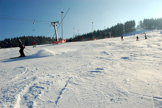 V blízkém okolí hotelu je v zimním období k dispozici několik lyžařských areálů a upravované běžecké tratě. Skiareál Karolinka - při ubytování v Horském wellness hotelu Tatra zakoupíte na recepci celodenní skipass pro dospělé se slevou 30% mimo víkend a se slevou 10% o víkendu. Foto Skiareál Karolínka