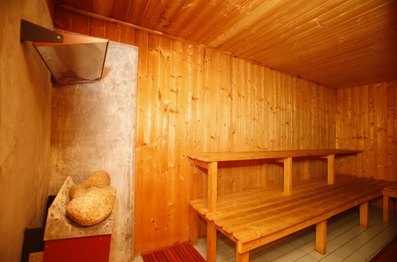 Také můžete relaxovat v sauně či venkovním whirlpoolu s celoročním provozem. Foto hotel Klokočkův mlýn