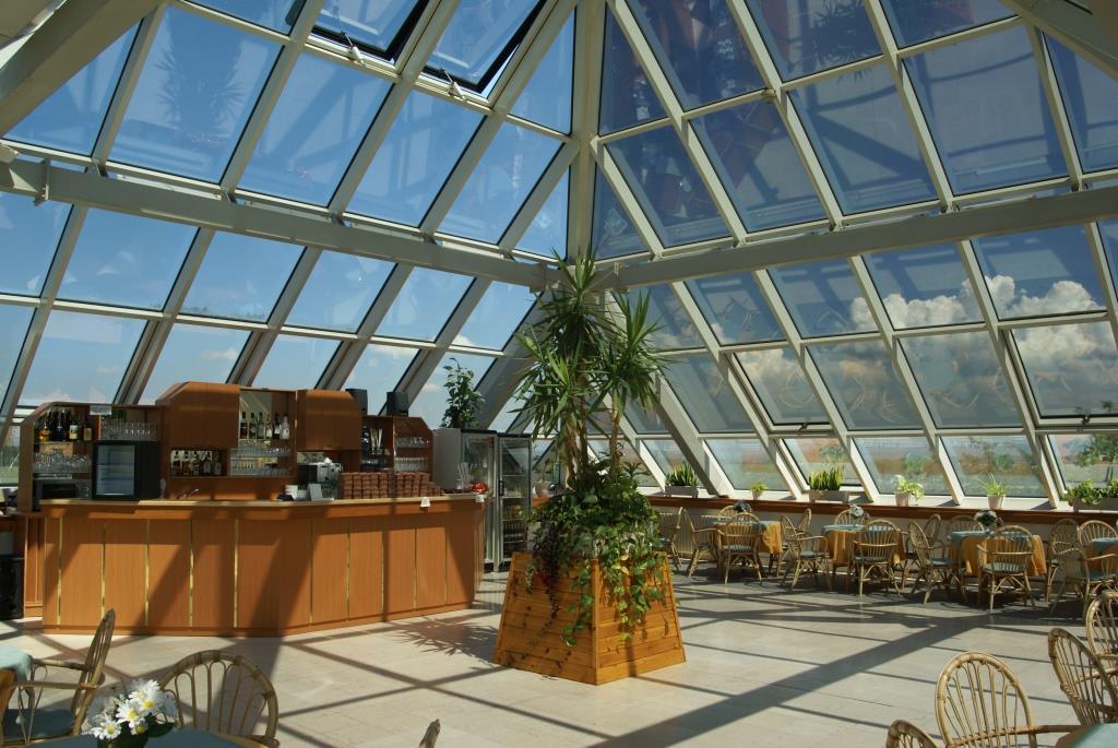 Střešní kavárna - Lázeňský hotel Pyramida, Františkovy Lázně, foto Lázeňský hotel Pyramida