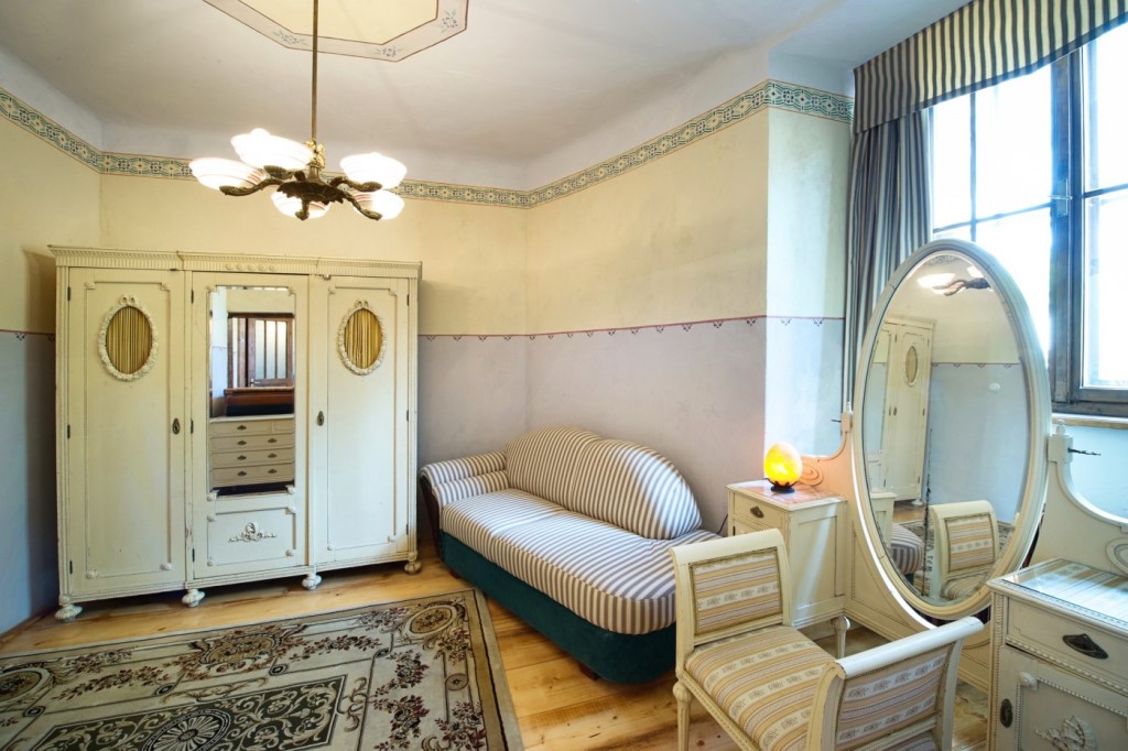 Lída Baarová - luxusní apartmán s bílým dobovým nábytkem a manželským lůžkem v témže stylu.