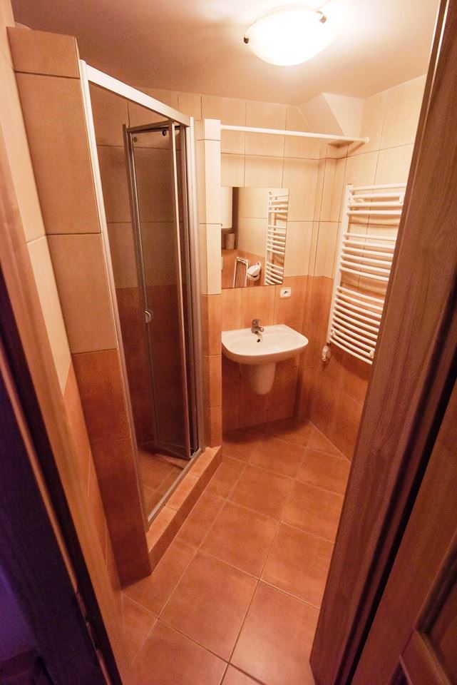 Liberecká bouda - Ubytovací kapacita je 37 lůžek v pokojích s koupelnou a WC a 13 lůžek v podkroví s koupelnou a kuchyňkou. 