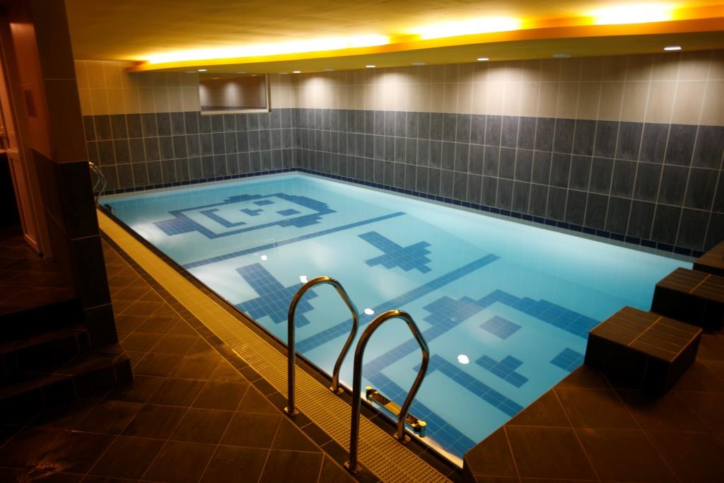 Využít můžete vnitřní bazén 10 x 5 m, whirlpool pro 7 osob, prostornou saunu. 