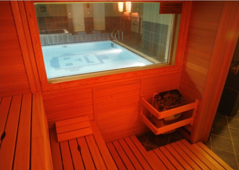 Využít můžete vnitřní bazén 10 x 5 m, whirlpool pro 7 osob, prostornou saunu. 