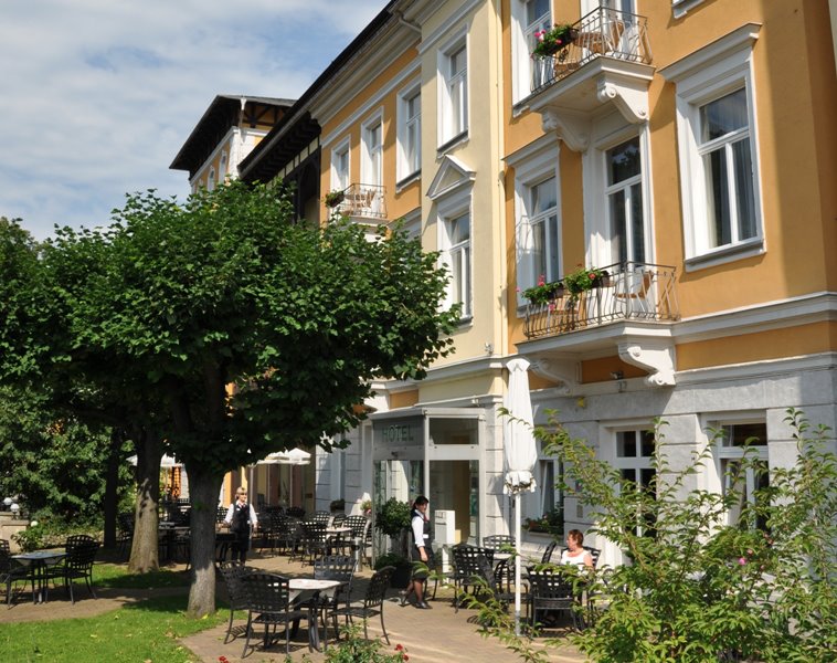 Kavárna s terasou v Hotelu Lindenhof