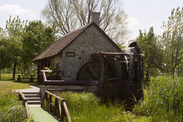Na odděleném ostrůvku se nachází vodní mlýn se saunovým domem