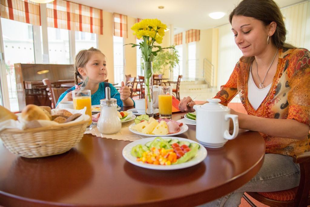 Stravování je poskytováno v hotelové restauraci, která se nachází v budově Mánes I. Profesionální personál včetně nutričního terapeuta se stará o individuální stravu klientů se širokou nabídkou diet (diabetická, nízkocholesterová, bezlepková), redukčních programů a vegetariánské stravy. 