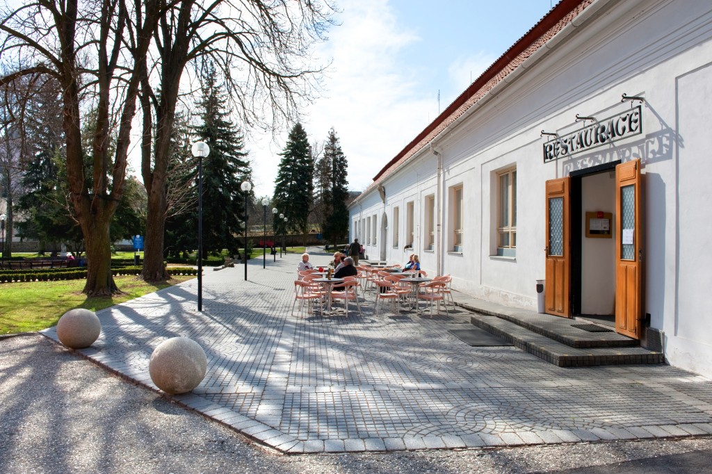 V hlavní lázeňské historické budově Morava se nachází restaurace, jídelna pro ubytované lázeňské hosty, knihovna, vyhřívaný sirný bazén, prostory vodoléčby a dalších procedur. 
