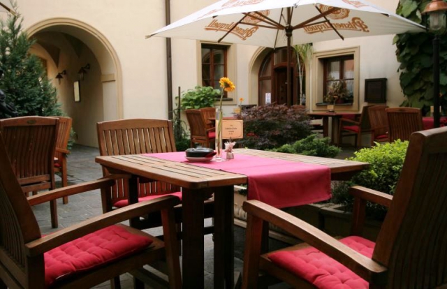 V teplejších měsících můžete stolovat na krásné terase nebo si užívat slunce na jednom z hotelových nádvoří.