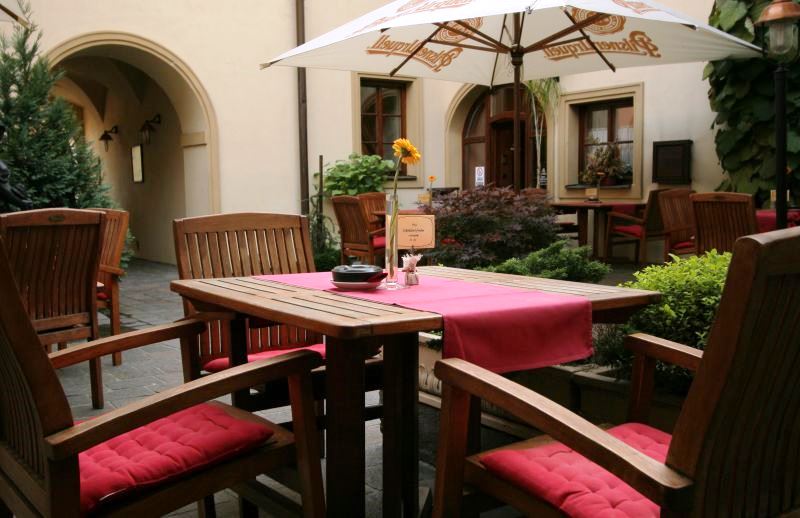 V teplejších měsících můžete stolovat na krásné terase nebo si užívat slunce na jednom z hotelových nádvoří.