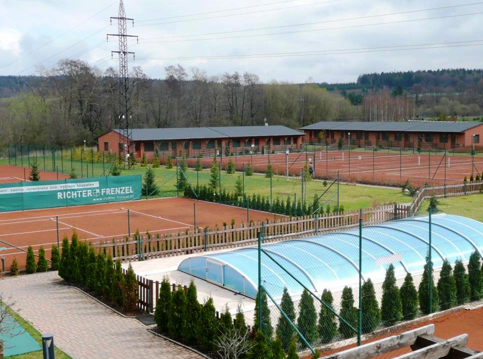 Areál Oázy Říčany disponuje velmi kvalitním zázemím pro tenis, v areálu se nachází 8 venkovních antukových kurtů (2 s osvětlením) a 3 kurty v pevné tenisové hale, foto Oáza Říčany