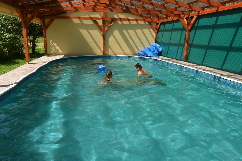 Penzion Na samotě - oválný zastřešený bazén 9x4 m