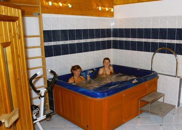 Během dne můžete využít saunu nebo masážní bazén - Whirpool. Foto Penzion Oáza