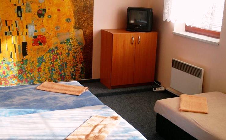 Penzion Pohoda Kvilda nabízí komfortní ubytování ve třílůžkových pokojích a apartmánech s možností přistýlky a dětské postýlky. 