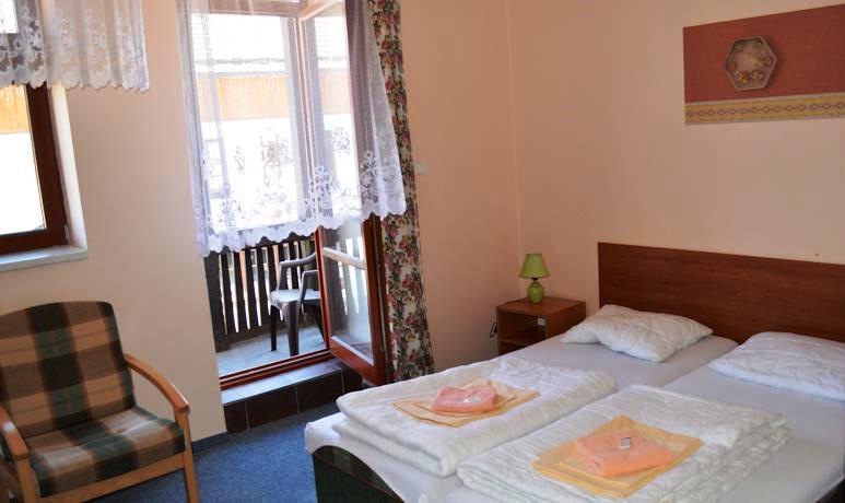 Penzion Pohoda Kvilda nabízí komfortní ubytování ve třílůžkových pokojích a apartmánech s možností přistýlky a dětské postýlky. 