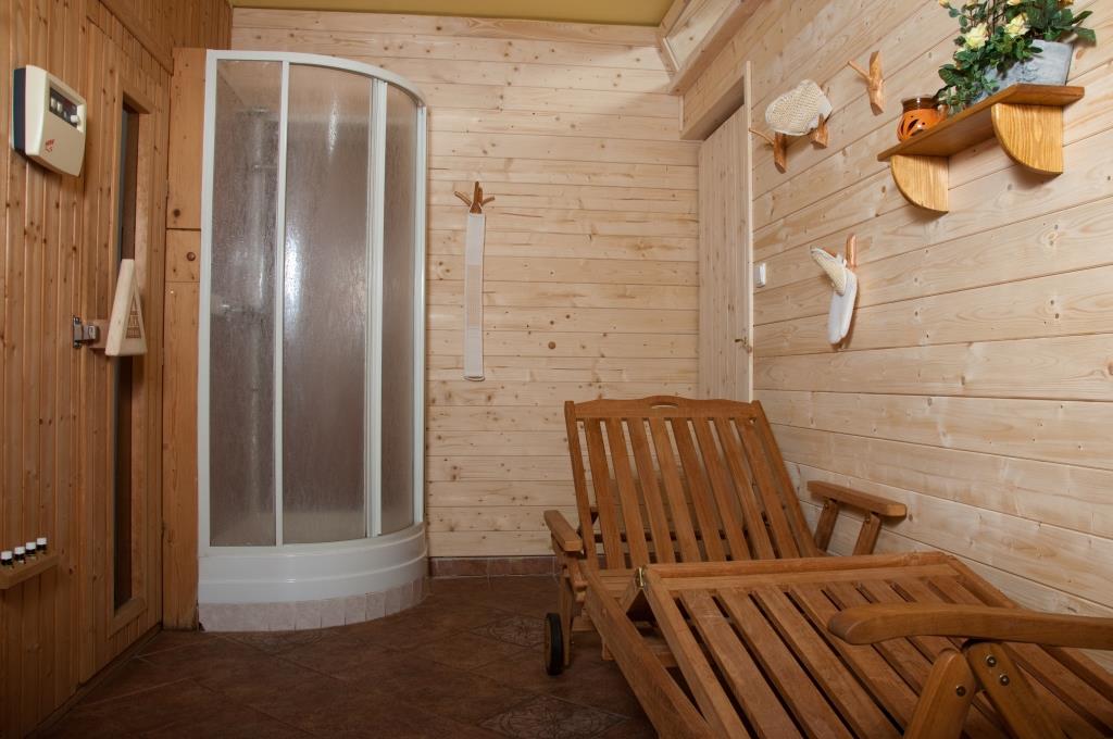 Během svého pobytu můžete relaxovat v sauně či vířivé vaně nebo využít masáží. Foto Penzion U Černého čápa