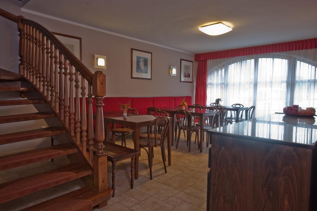 Restaurace má salonek určený pro 20 hostů, kde vám zajistíme soukromí vaši uzavřené společnosti. Foto Penzion U Černého čápa