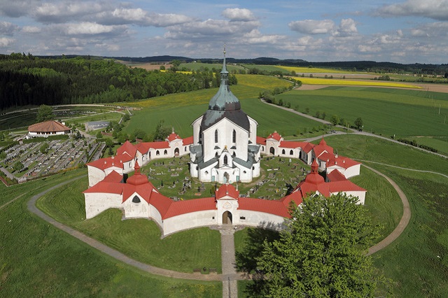 Poutní kostel sv. Jana Nepomuckého z počátku 18. století. V roce 1994 byl zapsán na Seznam světového kulturního dědictví UNESCO.