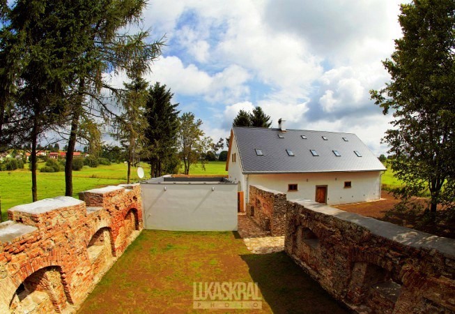 Nově zrekonstruovaný Penzion Čáslava se nachází uprostřed krásné přírody Českomoravské vrchoviny 300 m jižně od obce Rokytno, 5 km od Nového Města na Moravě.