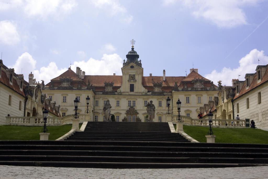Dominantou Valtic je barokní zámek s kaplí, foto Hotel Salety