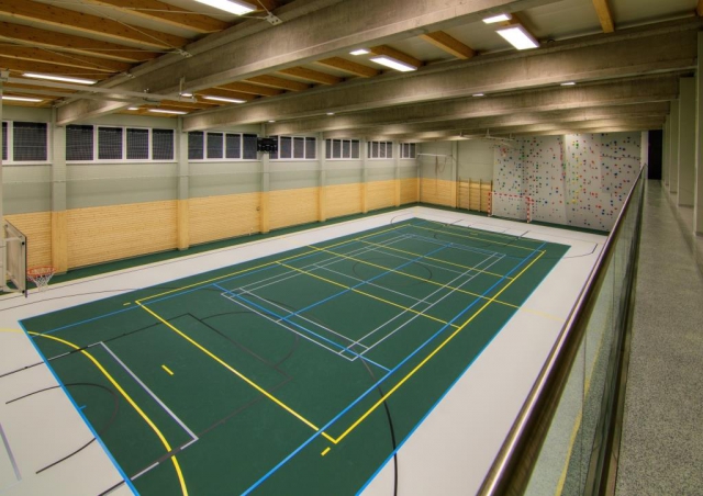 Víceúčelová hala poskytne dokonalý komfort při tenisu, badmintonu, florbalu, futsalu, basketbalu a dalších sportech. 