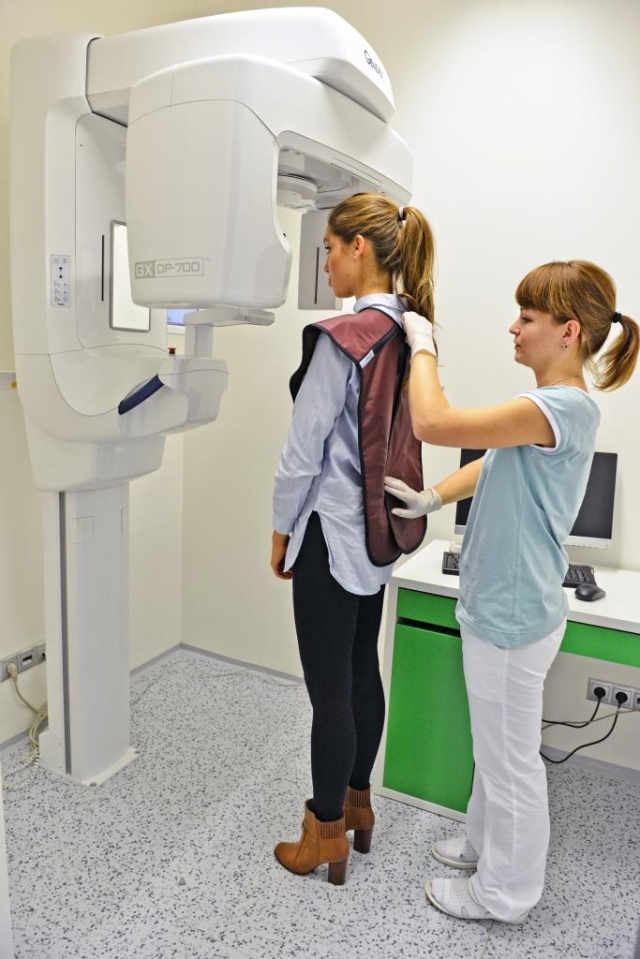 Zubní klinika TopDentClinic disponuje špičkovou digitální rentgenovou technikou, pacienty nemusí na vyšetření nikam posílat a vše absolvují pod jednou střechou od vyšetření až po specializované zákroky, foto TopDentClinic