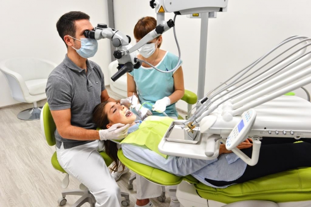 Součástí vstupní prohlídky je i kontrola všech zubních výplní dentálním mikroskopem, to umožní včasné odhalení počínajících kazů a prasklin v jejich okolí, foto TopDentClinic