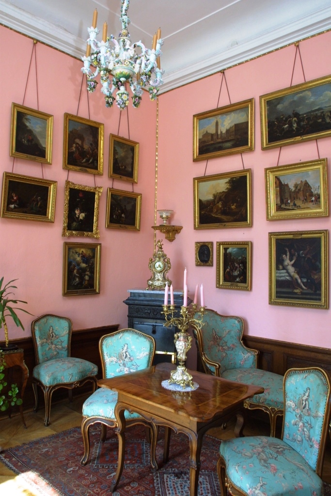 Interiéry jsou bohatě vybaveny hodnotným nábytkem ve stylu baroka, rokoka, empíru a klasicismu. 