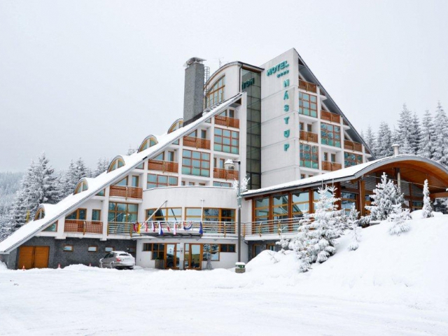 Luxusní čtyřhvězdičkový horský hotel Nástup nacházející se přímo v centru Skiareálu Klínovec  a s jedinečnou atmosférou poskytuje cenově dostupný a zá
