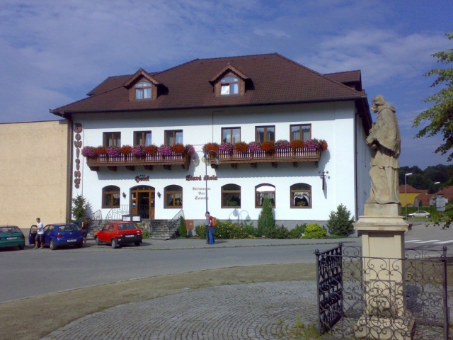 Hotel Stará Škola se nachází v městečku Sloup, které je severní vstupní branou do chráněné krajinné oblasti Moravský kras. Tříhvězdičkový hotel Stará 