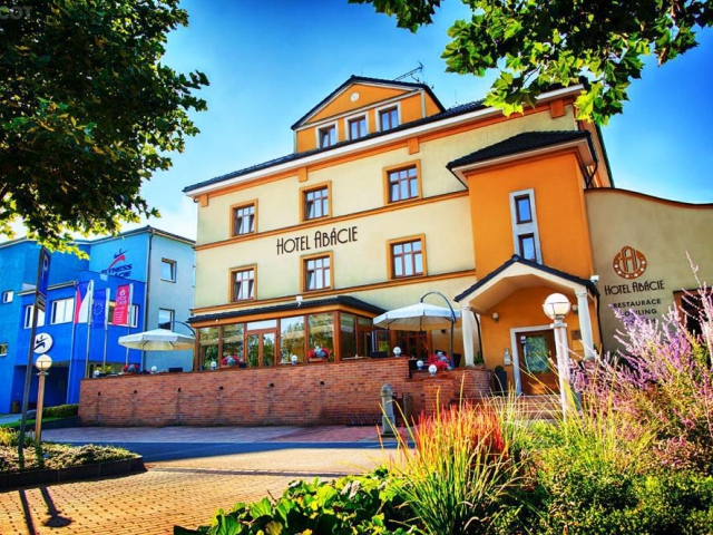 Hotel Abácie & Wellness je komfortní rodinný hotel na okraji Valašského Meziříčí, který nabízí pohostinnost, relaxaci a sportovní vyžití na vysoké úro