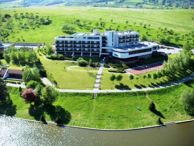 Hotel Adamantino se nachází v obci Pozlovice v těsné blízkosti Luhačovické přehrady. Foto hotel Adamantino