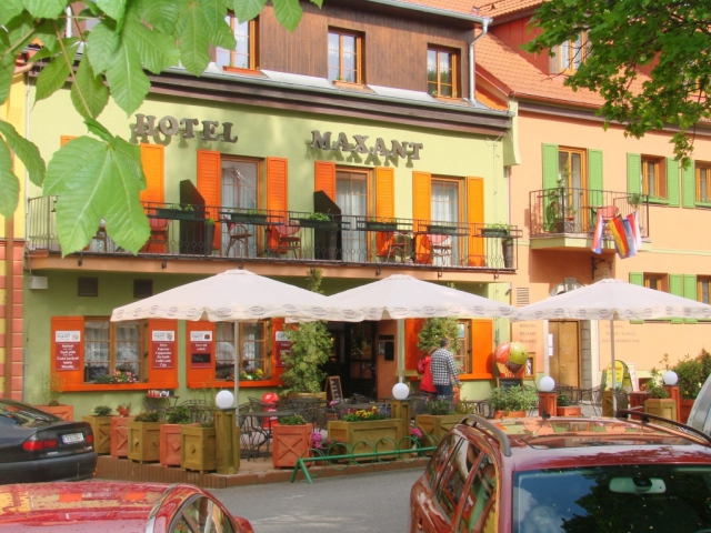 Hotel Maxant se nachází v centru městečka Frymburk jen pár metrů od přehrady Lipno. Foto hotel Maxant