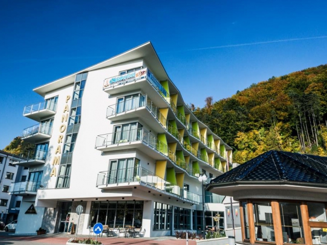Nově otevřený čtyřhvězdičkový Wellness & Spa hotel Panorama je situován pouze 200 metrů od termálních lázní Kúpele Trenčianske Teplice. 