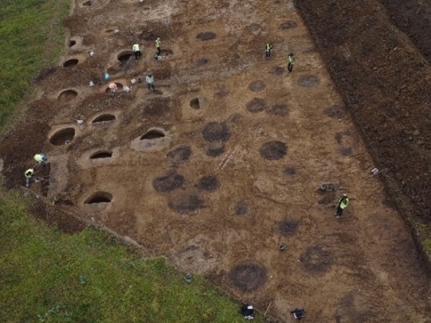 Část plochy archeologického výzkumu u Dubče, ARÚ AV ČR, Praha Část plochy archeologického výzkumu u Dubče, ARÚ AV ČR, Praha