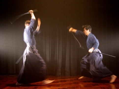 Trénink iai kata ve dvojicích (kumiai) v Suio rjú/ KendoBR – Author Personal Archieve Suio Ryu Kumi Iai (Sensei Jorge Kishikawa and Wenzel Bohm/wikipedia.cz