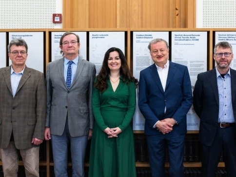 Založení firmy Taveren Therapeutics. Zleva: RNDr. Jiří Moos, ředitel i&i Prague; Miroslav Tvrzník, ředitel divize M&A a obnovitelných zdrojů společnosti bpd partners; Dr. Zuzana Kečkéšová, ÚOCHB; prof Založení firmy Taveren Therapeutics. Zleva: RNDr. Jiří Moos, ředitel i&i Prague; Miroslav Tvrzník, ředitel divize M&A a obnovitelných zdrojů společnosti bpd partners; Dr. Zuzana Kečkéšová, ÚOCHB; prof. Jan Konvalinka, ředitel ÚOCHB; MUDr. Milan Prášil, ředitel IOCB Tech (Foto: Tomáš Belloň/ÚOCHB)