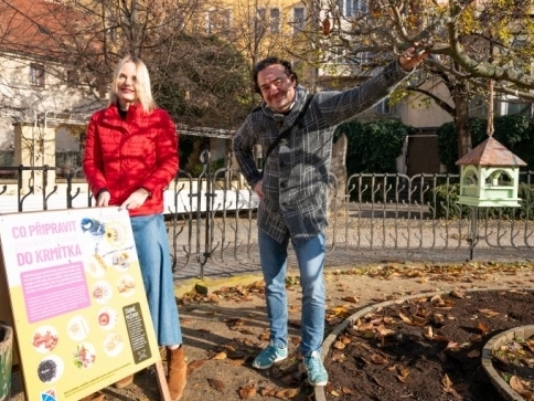 Z nově nainstalované informační tabule se občané dozvědí, jak ptáky správně přikrmovat. Foto: Úřad městské části Praha 1