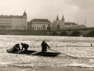 Za velké vody r. 1940 u Palackého mostu, foto Muzeum Prahy