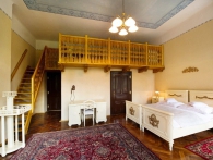 Oldřich Nový - stylový pokoj s manželskou postelí a dvěma oddělenými lůžky v patrové nástavbě s možností vlastního vstupu do wellness a vlastním balkonem.