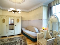 Lída Baarová - luxusní apartmán s bílým dobovým nábytkem a manželským lůžkem v témže stylu.