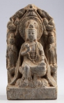 Kamenná stéla s bódhisattvou Kuan-jin. Nápis na stéle ji datuje do roku devátého dne, třetího měsíce roku 553 n. l. do doby dynastie Severní Čchi (550–577). 