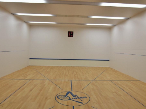 Sportovní hala je víceúčelová, můžete si zde zahrát tenis, badminton, squash, florbal, futsal, basket. 