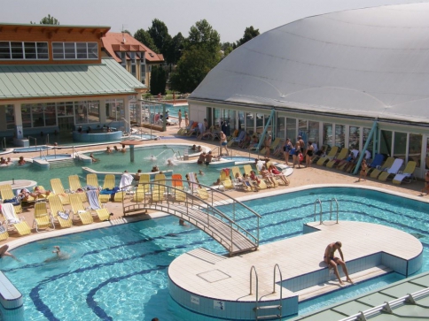 Hosté lázeňského hotelu Thermal mohou využít celkem osm bazénů.