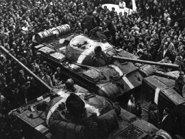 Foto: Dav demonstrantů obklopuje sovětské tanky během prvních dnů invaze, wikipedia.org
